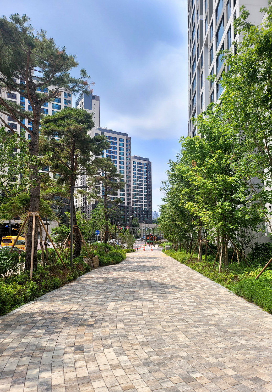 <div style="letter-spacing:-1px; ">  	<div style=" font-size:36px; color:#fff; font-weight:600; padding-bottom:14px;">블렌딩스톤</div>  	<div style="width:110px; height:40px; font-size:16px; color:#fff; font-weight:500; letter-spacing: -1px; border:1px solid #fff; border-radius:10px; padding: 10px 10px 10px 10px; margin:0 auto;"> 		자세히 보기</div>  </div>