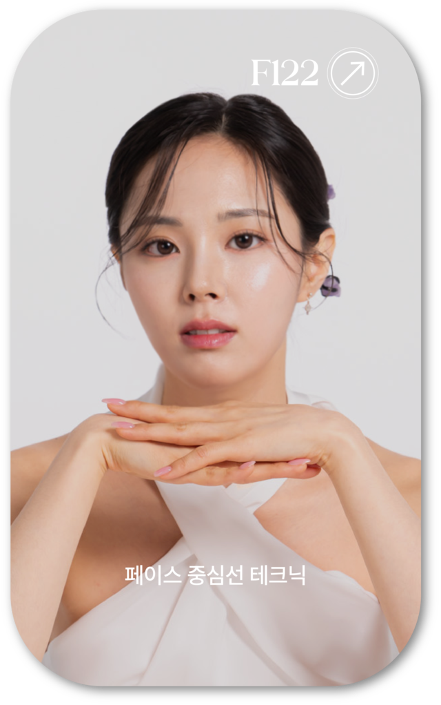 어메이징 빅토리아의 페이스 중심선 테크닉 모델 사진입니다. 이마, 고, 입술, 턱으로 이어지는 중심선이 강조되는 모습입니다.