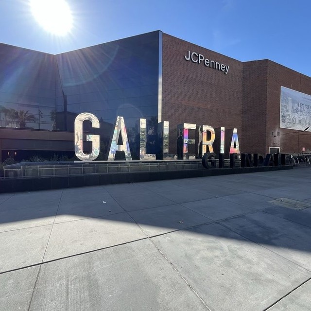 <p style="text-align: center; line-height: 2;"><strong><span style="font-size: 18px;">Glendale Galleria</span></strong></p>  <p style="text-align: center; line-height: 2;"><span style="font-size: 18px; color: rgb(115, 115, 115);">Glendale, CA</span></p>
