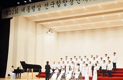 <span style='color:#000; font-size:24px;'>죠이합창단</span><br><span style='color:#5C5C5C; font-size:16px;'>장애인과 비장애인이 한 목소리로 어우러져</br>다양성과 화합의 아름다움을 선보이는 합창단입니다.</br> 모두의 하모니가 감동과 희망을 전달하는 예술의 장을 만듭니다.</span>