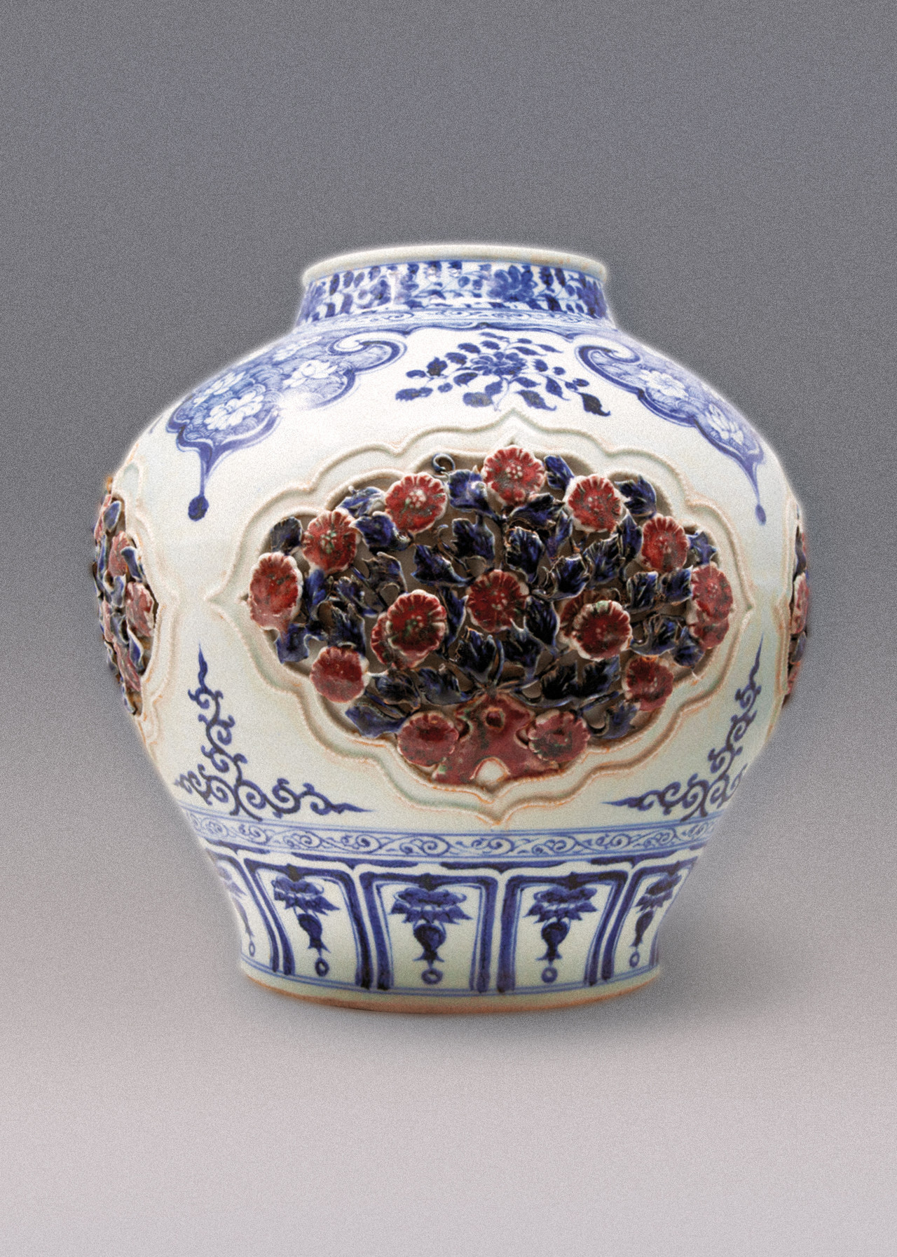 원청화유리홍개광누화관(元靑花釉裏紅開光鏤花罐) 원(1271-1368). 32.5x30x30cm