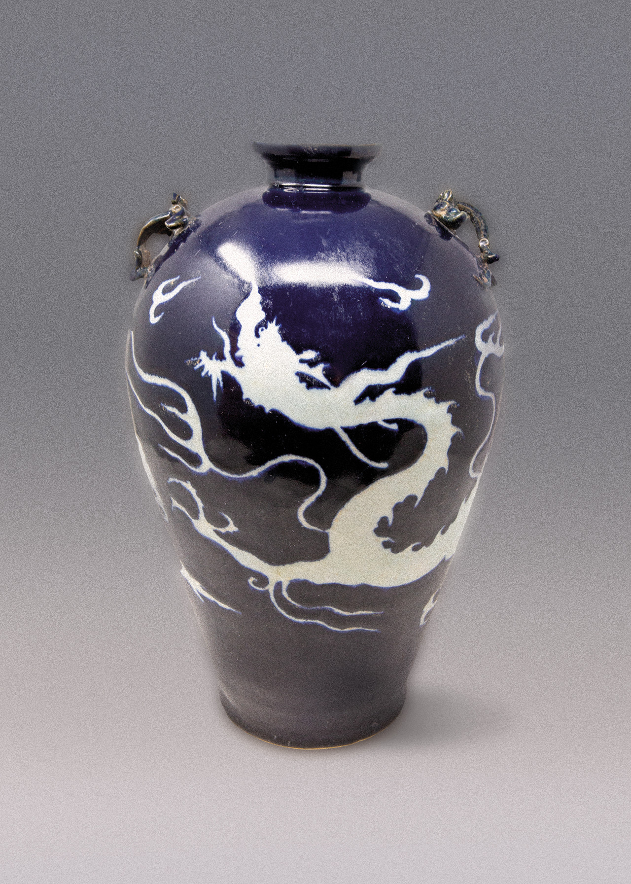 원남유백룡문매병(元藍釉白龍紋梅甁) 원(1271-1368). 34x19x19cm