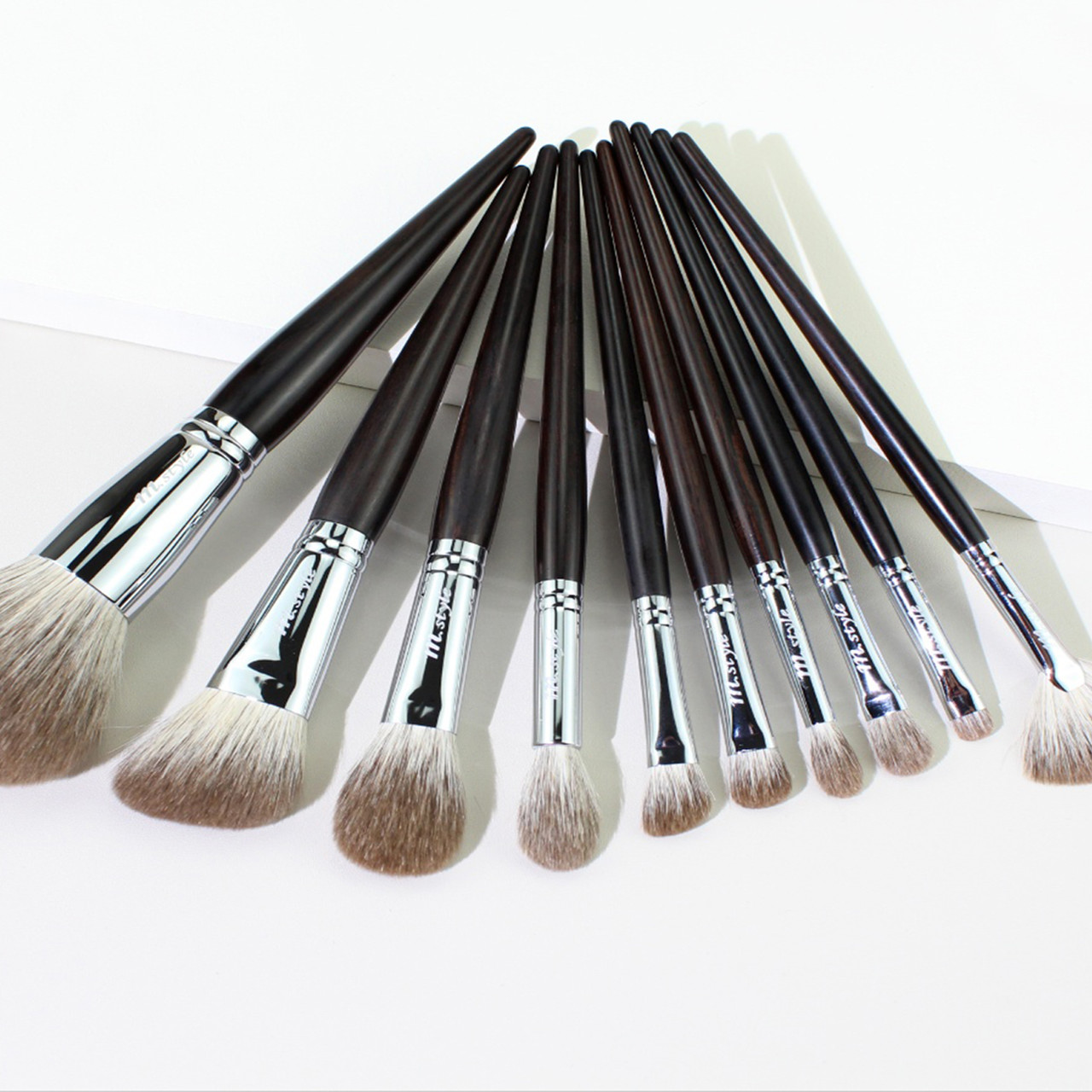 <STRONG>MAKEUP BRUSH</STRONG>