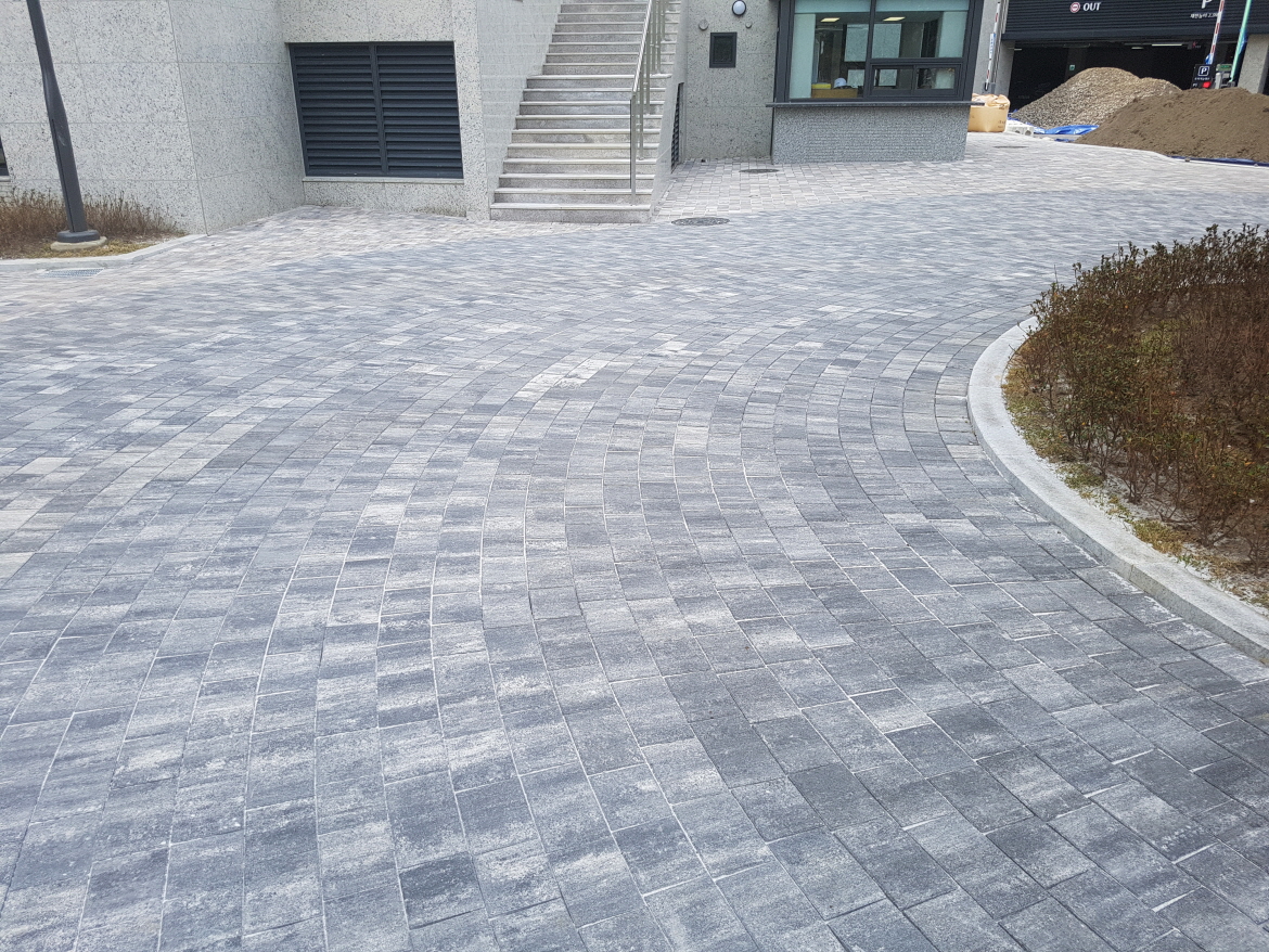 <div style="letter-spacing:-1px; "> <div style=" font-size:36px; color:#fff; font-weight:600; padding-bottom:14px;">콘크리트 보도블록</div> <div style="width:110px; height:40px; font-size:16px; color:#fff; font-weight:500; letter-spacing: -1px; border:1px solid #fff; border-radius:10px; padding: 10px 10px 10px 10px; margin:0 auto;">자세히 보기</div> </div>