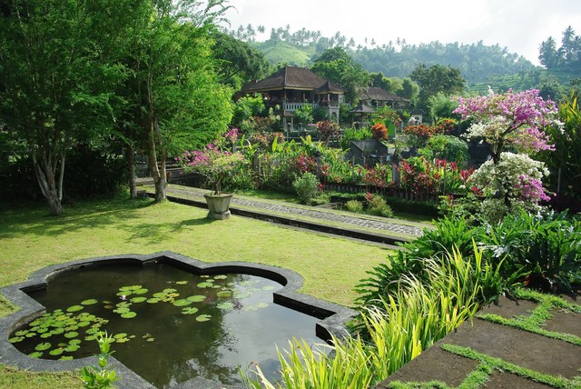<div style="padding-top:300px;"><div style="padding:10px 0 0 0; font-size:36px; color:#fff; font-weight:600; padding-bottom:14px;">조경</div> <div style="width:130px; height:40px; font-size:16px; color:#fff; font-weight:300; letter-spacing: -1px; border:1px solid #fff; border-radius:10px; padding: 10px 10px 10px 10px; margin:0 auto;">자세히 보기</div></div>