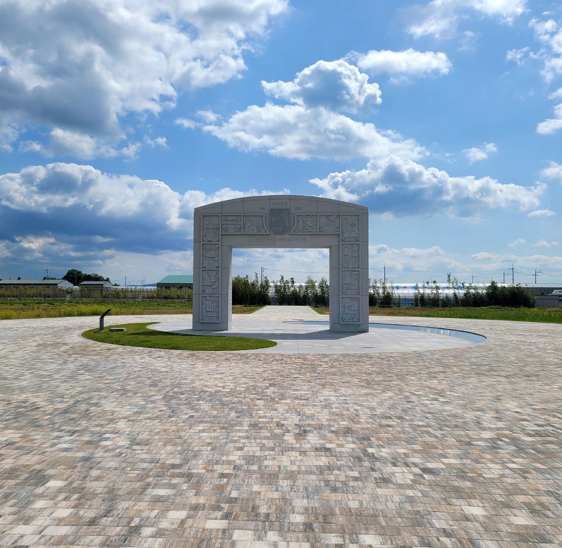 <div style="letter-spacing:-1px; ">  	<div style=" font-size:36px; color:#fff; font-weight:600; padding-bottom:14px;">데카스톤</div>  	<div style="width:110px; height:40px; font-size:16px; color:#fff; font-weight:500; letter-spacing: -1px; border:1px solid #fff; border-radius:10px; padding: 10px 10px 10px 10px; margin:0 auto;"> 		자세히 보기</div> </div>