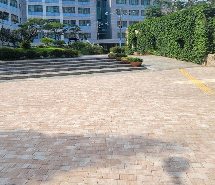 서울 경복고등학교 광장에 설치된 데카스톤 보도블록