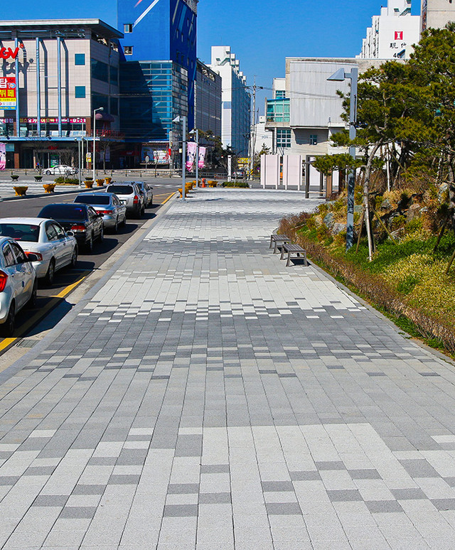 <div style="padding-top:330px; letter-spacing:-1px; ">  	 	 	 	 	 	<div style="padding:10px 0 0 0; font-size:36px; color:#fff; font-weight:600; padding-bottom:14px;">인조화강블록 </div>  	 	 	 	 	 	<div style="padding:0 0 30px 0;  font-size:19px; font-weight:500;line-height:30px;">  		 		 		천연 화강석의 질감과 		 		 		 		 		 		<br>모던한 모노톤 색감에	 		 		 		  		<br>단일 규격으로 간편한 시공성을 갖춘	 	 		<br>자연스러운 분위기의 블럭입니다.</div>  	 	 	 	 	 	<div style="width:130px; height:40px; font-size:16px; font-weight:700; color:#111111; letter-spacing: -1px; background-color:white; border-radius:10px; padding: 10px 10px 10px 10px; margin:0 auto;"> 		 		 		 		자세히 보기</div>     </div>   