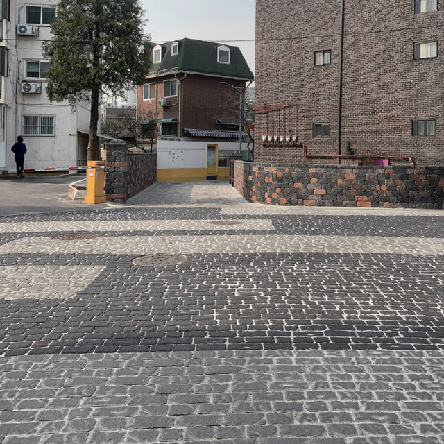 <div style="padding-top:330px; letter-spacing:-2px; ">  	 	 	 	 	 	<div style="padding:10px 0 0 0; font-size:36px; color:#fff; font-weight:600; padding-bottom:14px;">코블스톤</div>  	 	 	 	 	 	<div style="padding:0 0 30px 0;  font-size:19px; font-weight:500;line-height:30px;">  		 		 		 		차량 저속 유도 효과를 가진 		<br>차도용 블록으로 뛰어난 기능성과 	 		 		 					  		<br>유럽의 시골 마을을 연상시키는   		<br>고풍스러운 텍스쳐를 가진 보차도블럭입니다.</div>  	 	 	 	 	 	<div style="width:130px; height:40px; font-size:16px; font-weight:700; color:#111111; letter-spacing: -1px; background-color:white; border-radius:10px; padding: 10px 10px 10px 10px; margin:0 auto;"> 		 		 		 		자세히 보기</div>      </div> 