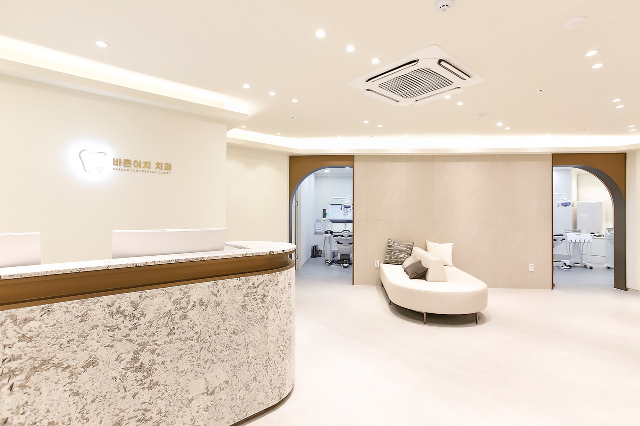 <div class="text-only-box">차가운 말투와 무뚝뚝한 설명? 바른이치치과엔 없습니다.</div>  <style> .text-only-box {   position: relative;   display: inline-block;   width: 100%; /* 박스 너비를 조정 */   max-width: 600px; /* 최대 너비를 지정 */   color: white; /* 텍스트 색상 */   background-color: rgba(0, 0, 0, 0.7); /* 반투명 배경 */   padding: 30px; /* 박스 안쪽 여백 */   border-radius: 10px; /* 모서리를 둥글게 */   font-size: 24px; /* 텍스트 크기 */   font-weight: bold; /* 텍스트 굵기 */   text-align: center; /* 텍스트를 중앙 정렬 */   margin: 20px auto; /* 중앙 배치 및 외부 여백 */   box-shadow: 0 4px 6px rgba(0, 0, 0, 0.2); /* 박스 그림자 효과 */   line-height: 1.5; /* 줄 간격을 늘려 가독성 향상 */ } </style>