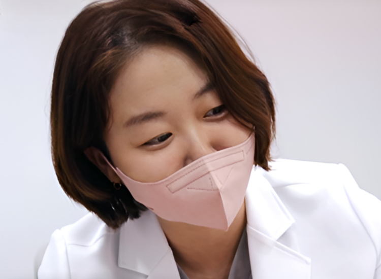 환자와 진료상담중 이미지 원주피부과 원더스의원