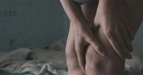 무릎을 양손을 문지르고 있는 이미지입니다.