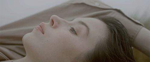 누워있는 여성의 얼굴을 확대한 이미지