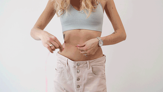 걸그룹주사로 허리 사이즈로 줄어든 모습을 보여주는 이미지