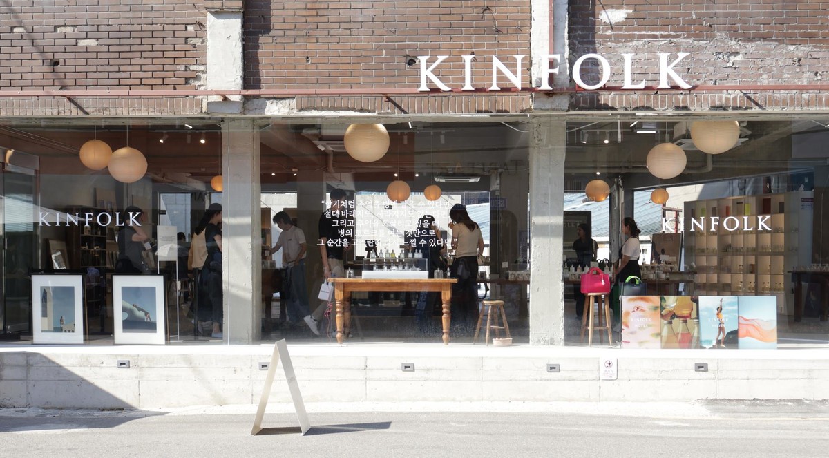 KINFOLK 향으로 만드는 이야기, 킨포크 성수 플래그십 스토어 '킨포크 퍼스널 노츠 바' : 향수·방향제 제작 사례 및 정보