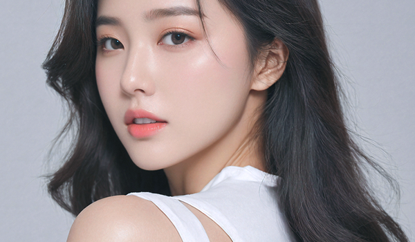 어깨선까지 보이는 여성의 이미지입니다.