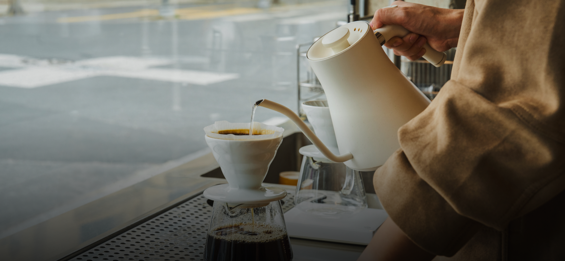 <div style="font-size: 36px; color: white; position: relative; right: 66px; bottom: 36px; letter-spacing: -0.02em; font-weight: 600;">     Franchise Inquiry     <span style="margin: 0 30px; border-left: 3px solid white; height: 30px; display: inline-block; vertical-align: middle;"></span>     가맹 모집 </div>