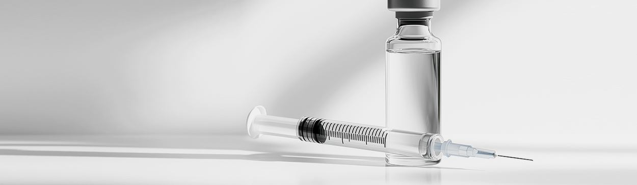 액체가 든 작은 병과 주사기 이미지입니다. 보톡스 시술을 간접적으로 보여줍니다.