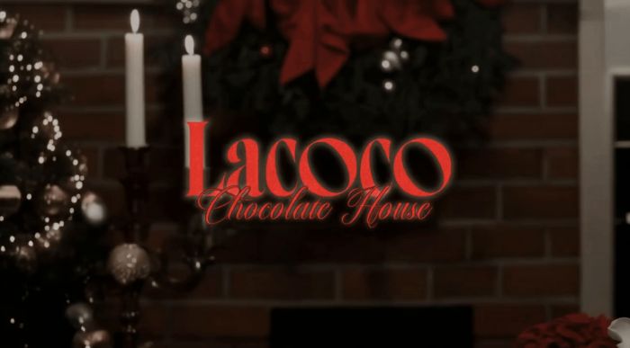 촛불이 있는 실내 사진과 붉은 Lacoco Chocolate House 글자