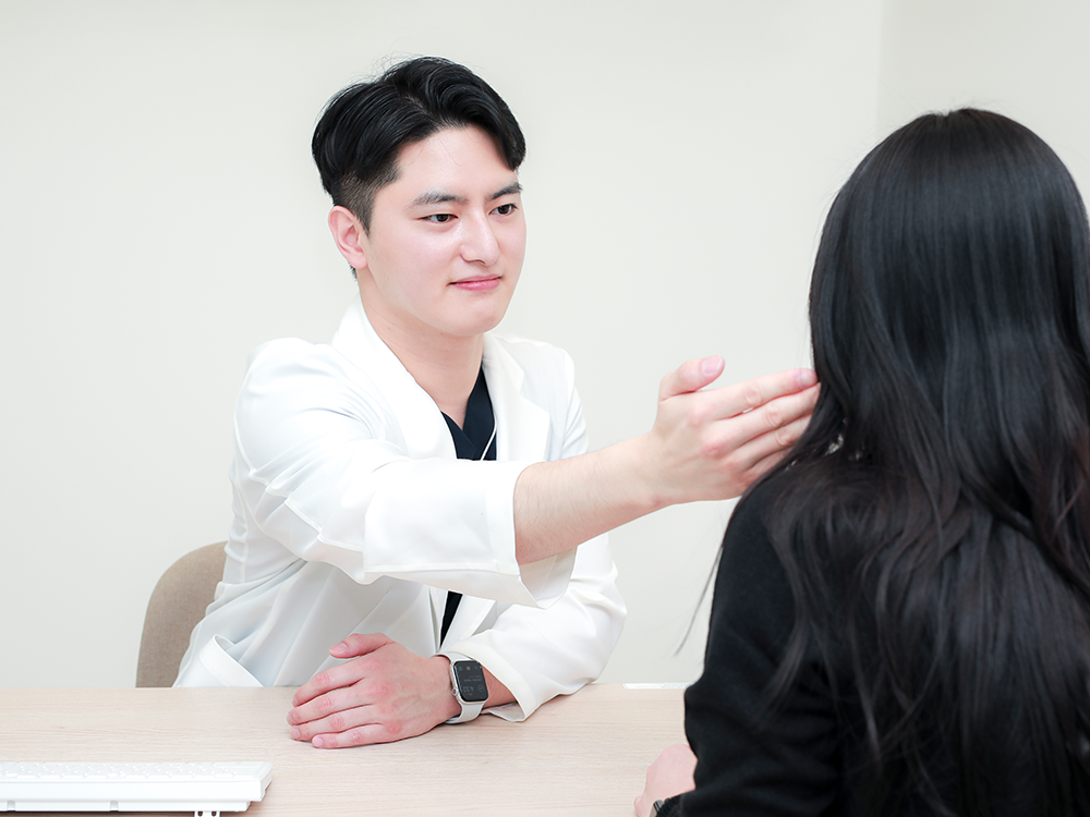천안 스노우의원 상담실에서 진료 상담을 받는 모습