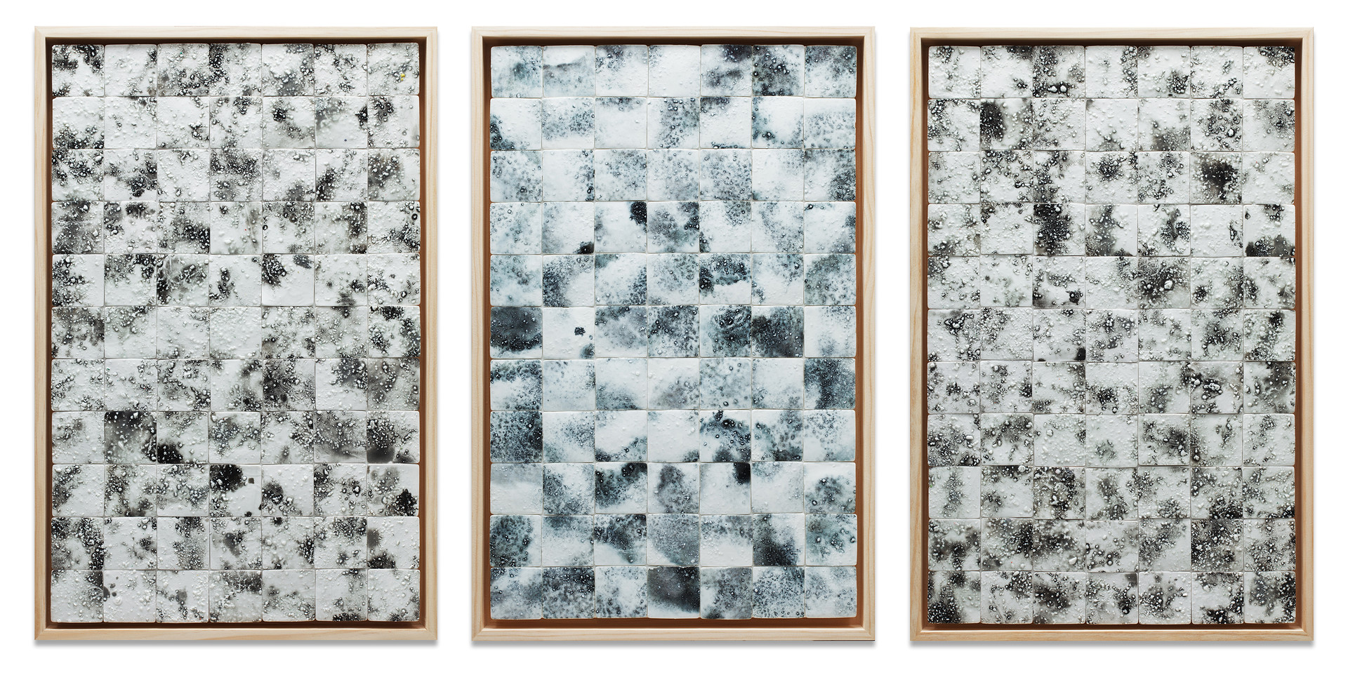 눈으로 가득찬 세상 _ A snow-covered world. Ceramic on wood, 34 x 53.5cm