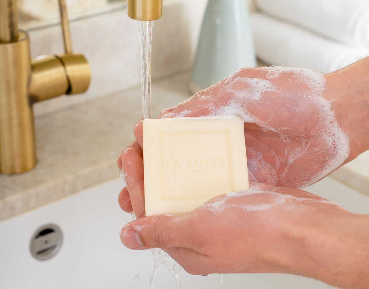 <h5 style="text-align: left; font-family: 'Pretendard', sans-serif; font-size: 30px; font-weight: bold; color: #FFFFFF; margin-bottom: 5px;"> 매장 안내 </h5>  <p style="text-align: left; font-family: 'Pretendard', sans-serif; font-size: 14px; line-height: 1.6; color: #FFFFFF;">가까운 라로제 매장에서 특별한 케어를 직접 체험해 보세요.</p>