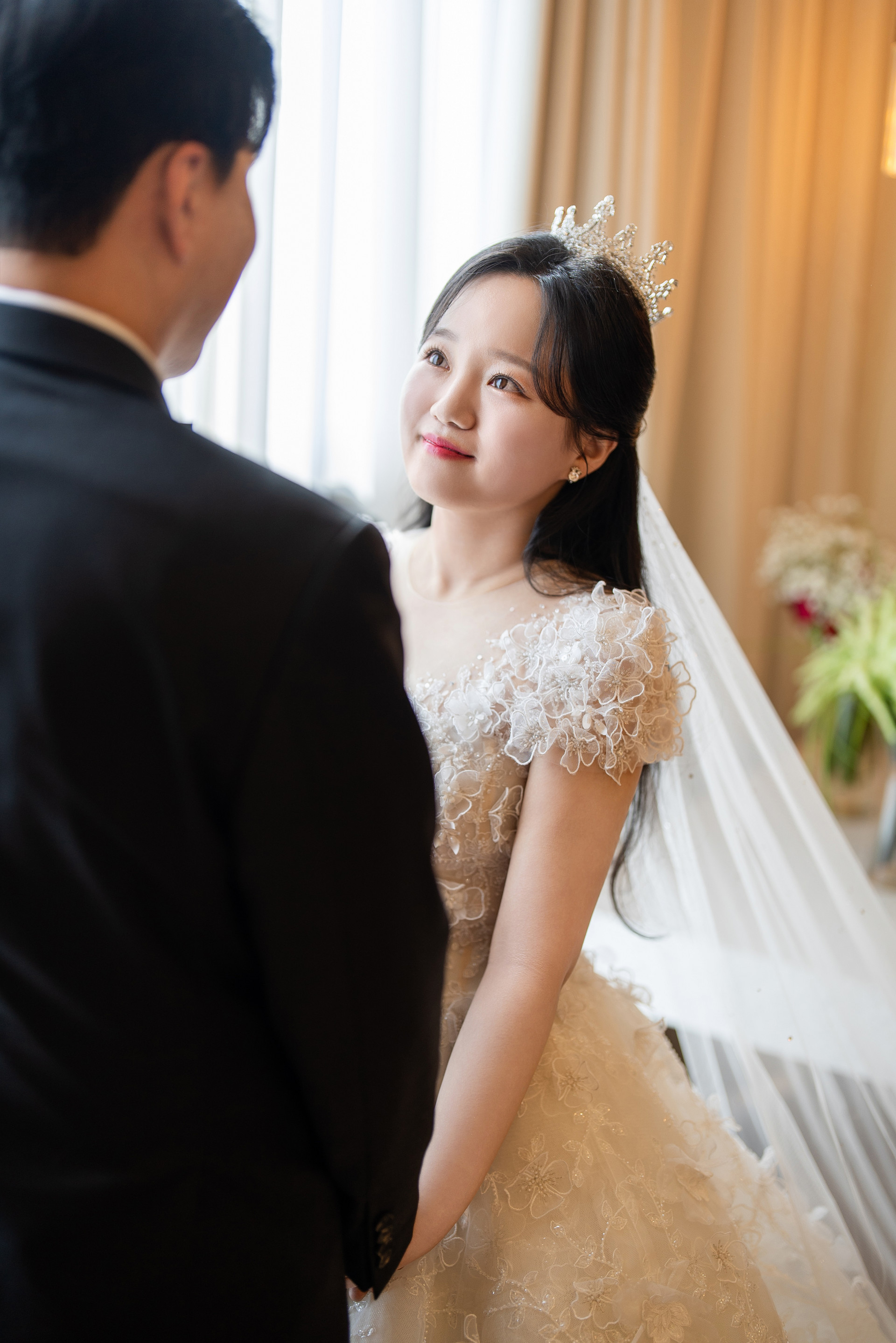 보라색 꽃 부케에 얼굴을 가까이 대고 눈을 감은 신부의 옆모습