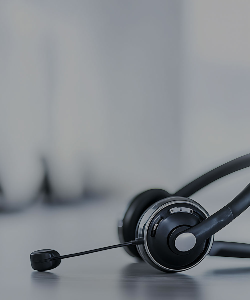 <h4 style="font-weight: 700;">문의 및 상담</h4><br><br> <h6>의류 제작, 프로모션, 해외 생산,<br>채용 관련 문의를 환영합니다.</h6><br> <span style="text-decoration: underline;">자세히 보기 🡥</span>