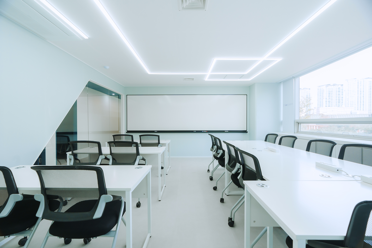 <p style="margin-left:10px;">DROP EARING</p><h5 style="margin-left:10px">UP TO 70%</h5>