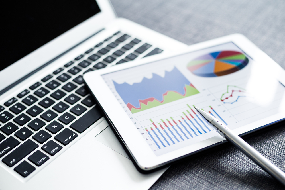 <span>MANAGEMENT & STRATEGY<br>→</span>