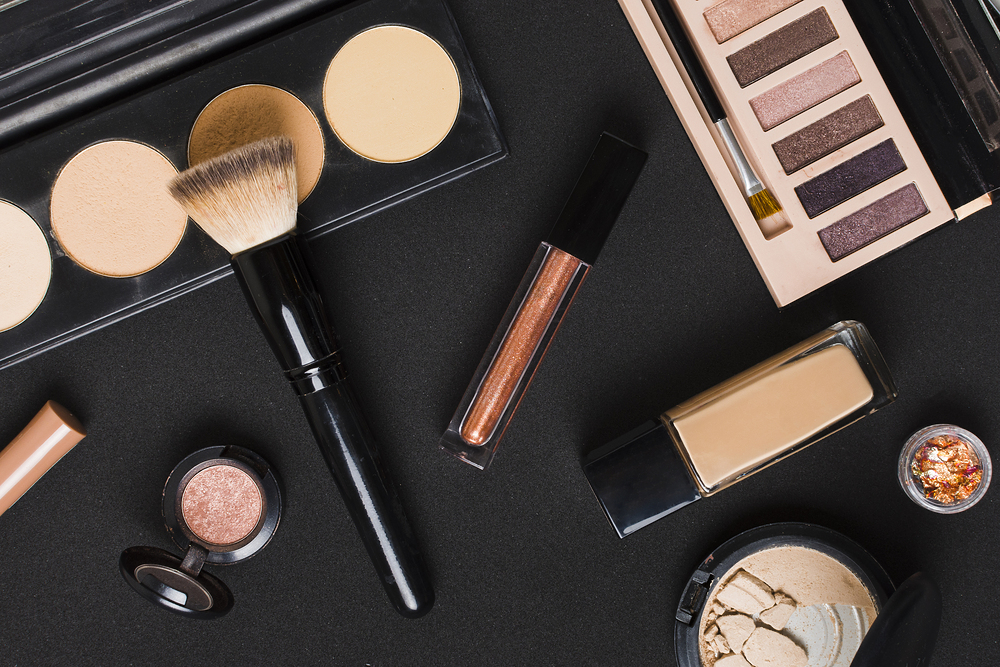 <span>BEAUTY & COSMETICS<br>→</span>