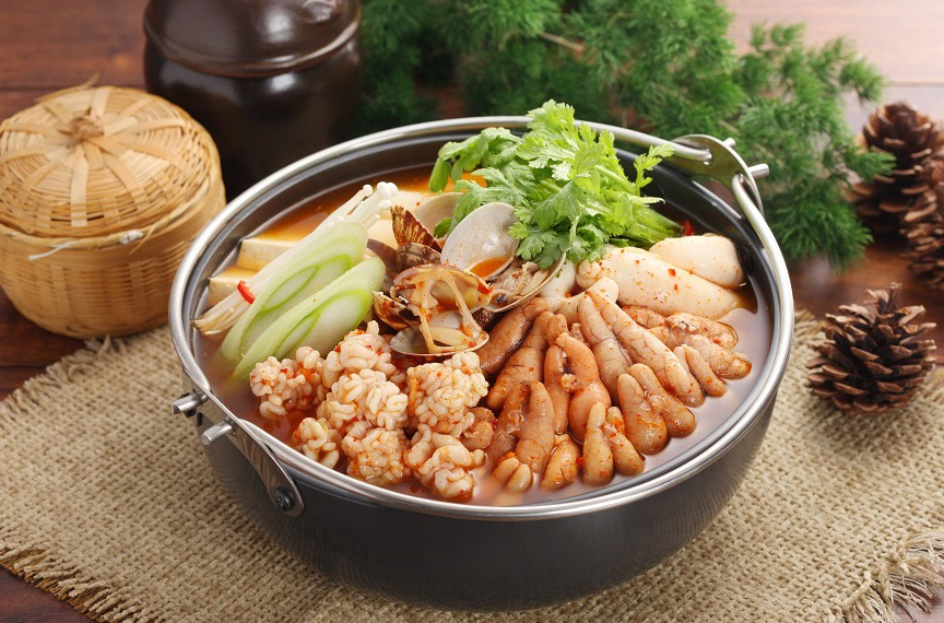 <p style = "margin-top : 20px; color: #000; text-align: center; font-family: Pretendard; font-size: 24px; font-style: normal; font-weight: 500; line-height: 180%; /* 43.2px */ letter-spacing: -1.2px;">해물 어묵탕</p>