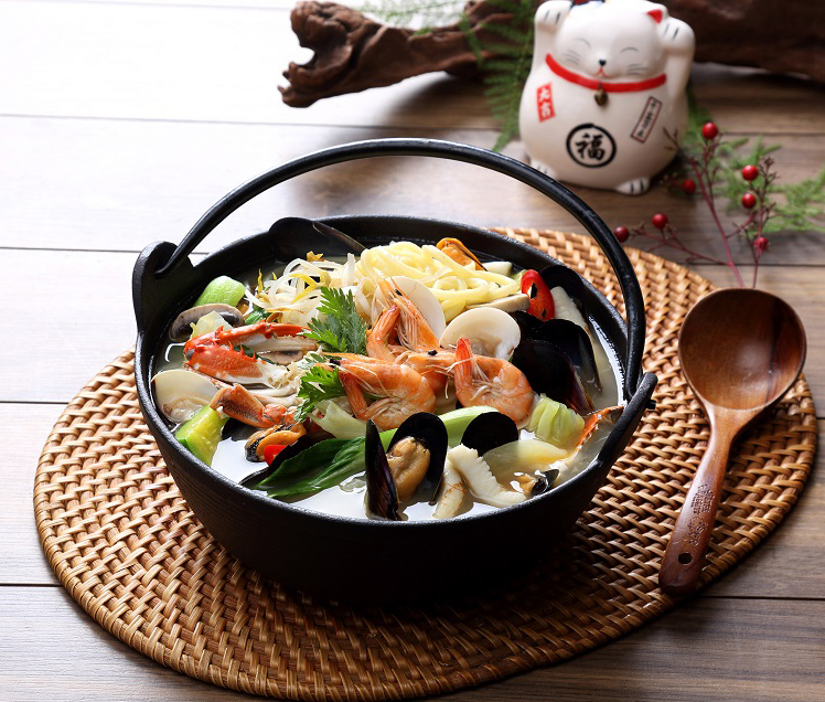 <p style = "margin-top : 20px; color: #000; text-align: center; font-family: Pretendard; font-size: 24px; font-style: normal; font-weight: 500; line-height: 180%; /* 43.2px */ letter-spacing: -1.2px;">해물 어묵탕</p>