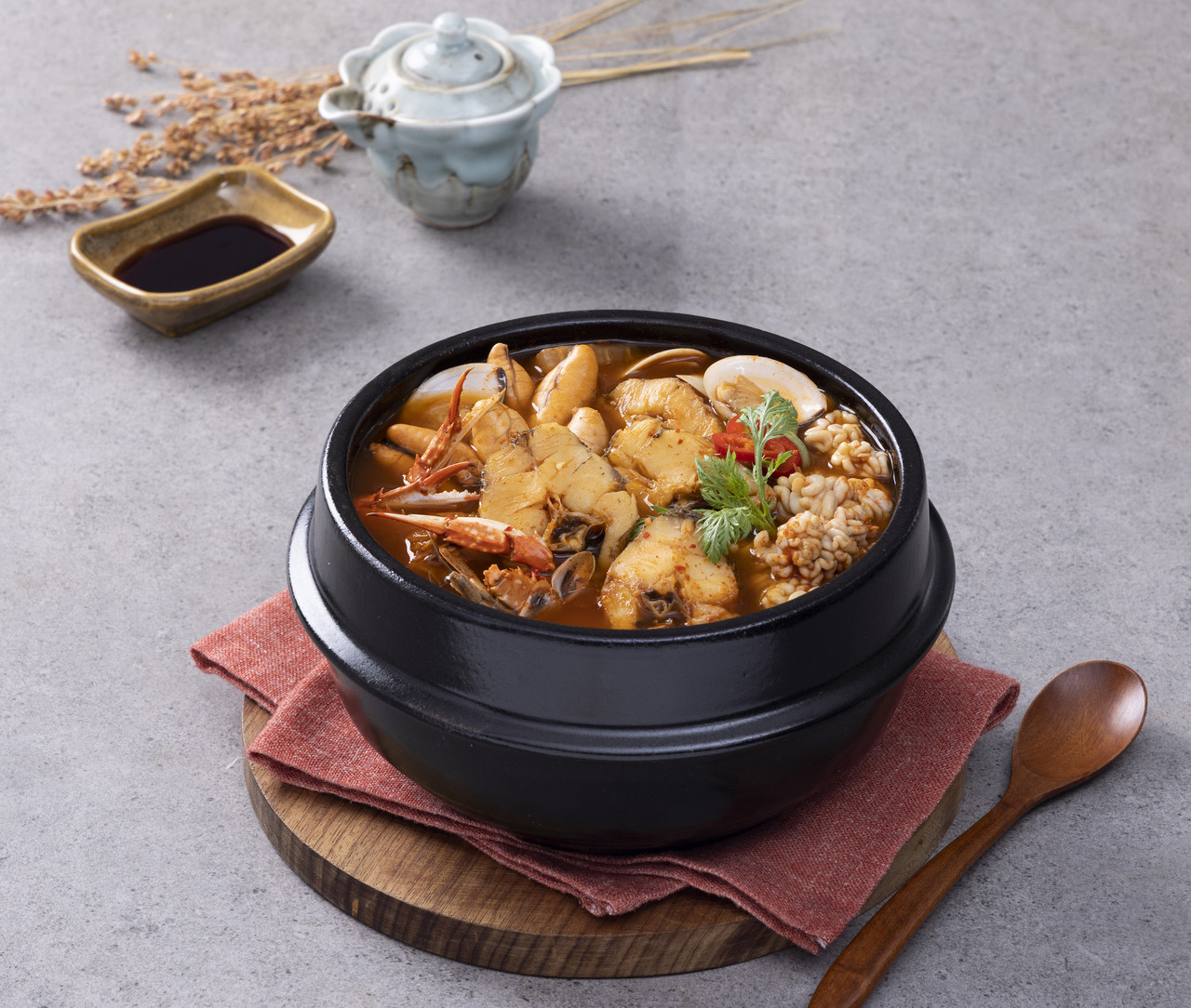 <p style = "margin-top : 20px; color: #000; text-align: center; font-family: Pretendard; font-size: 24px; font-style: normal; font-weight: 500; line-height: 180%; /* 43.2px */ letter-spacing: -1.2px;">해물 어묵탕</p>