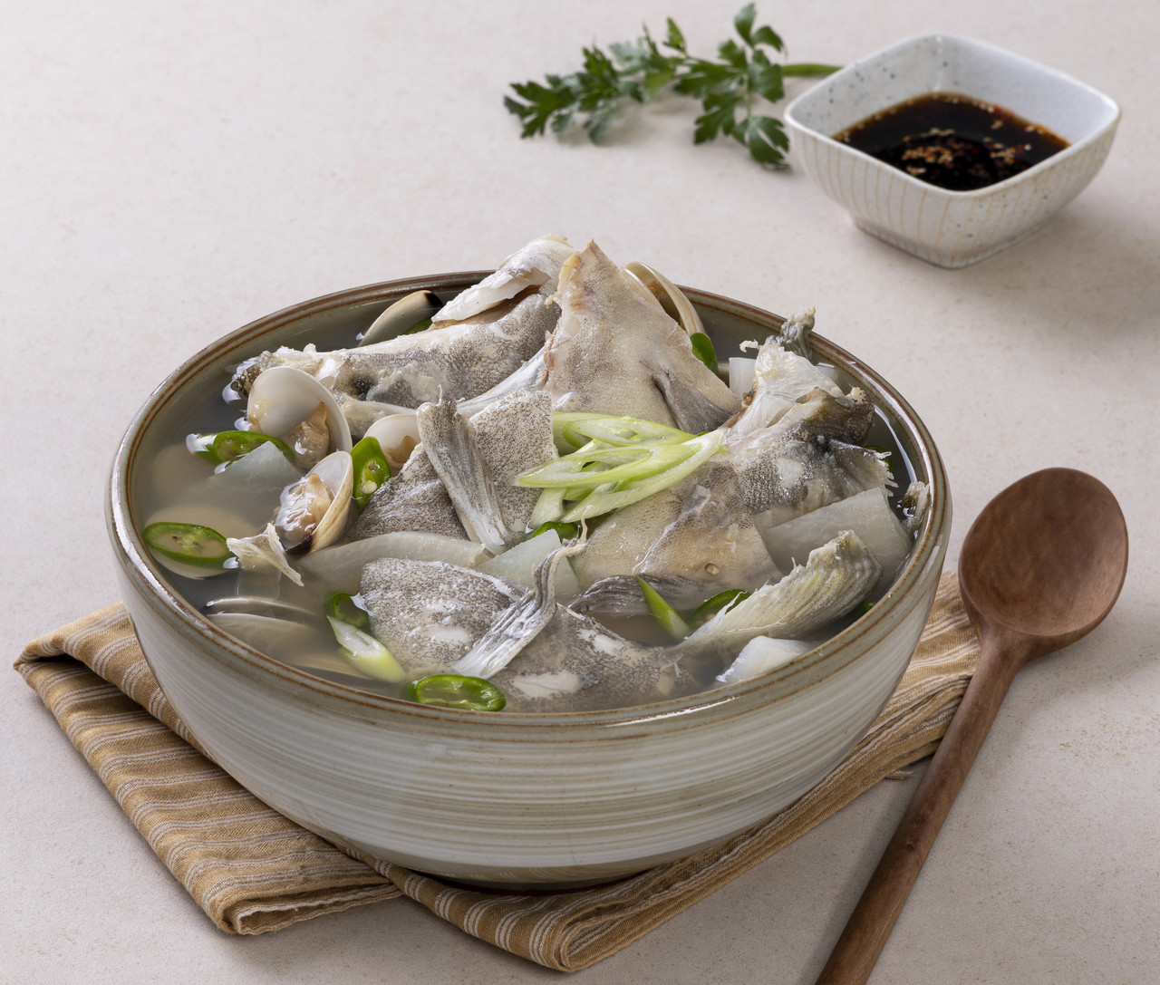 <p style = "margin-top : 20px; color: #000; text-align: center; font-family: Pretendard; font-size: 24px; font-style: normal; font-weight: 500; line-height: 180%; /* 43.2px */ letter-spacing: -1.2px;">해물 어묵탕</p>