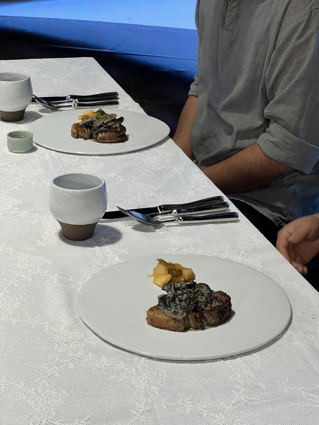 <p style="text-align:left; font-size:16px; margin-top:26px;">WHITE PLATES<br><span style="color:#666;">₩ 50,000</span></p>