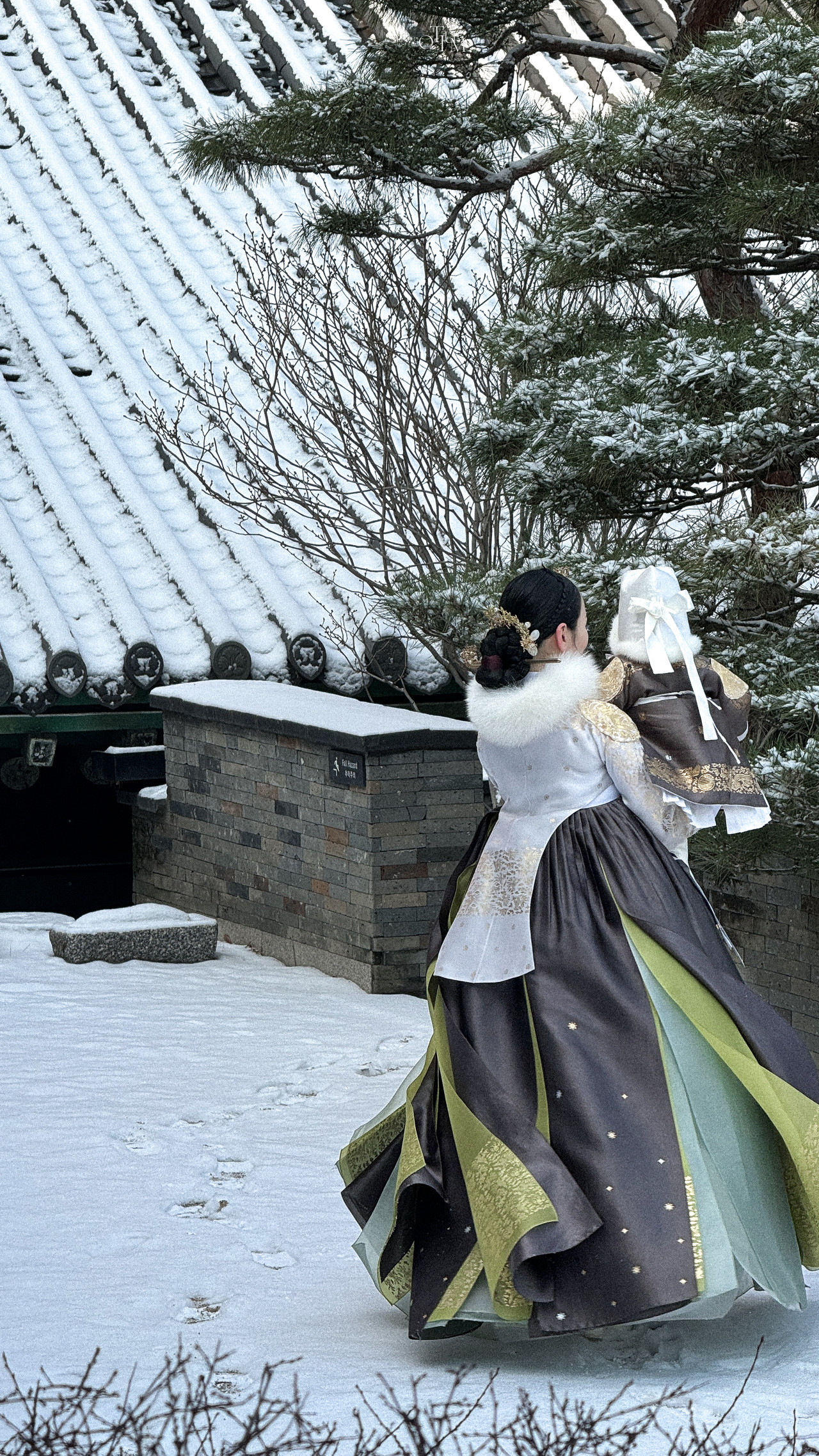 <p style="text-align:left; font-size:16px; margin-top:26px;">Hotel Shilla 신라호텔<br><span style="color:#666;">Palson 팔선</span></p>