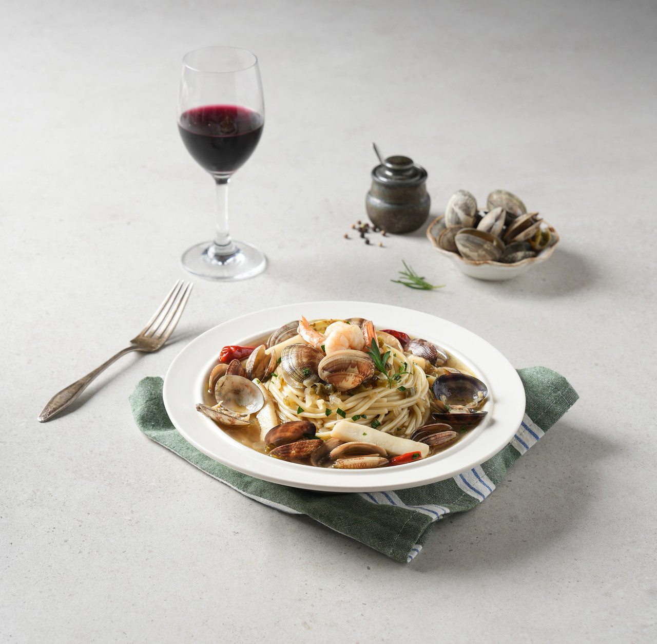 <p style = "margin-top : 20px; color: #000; text-align: center; font-family: Pretendard; font-size: 24px; font-style: normal; font-weight: 500; line-height: 180%; /* 43.2px */ letter-spacing: -1.2px;">해물 어묵탕</p>