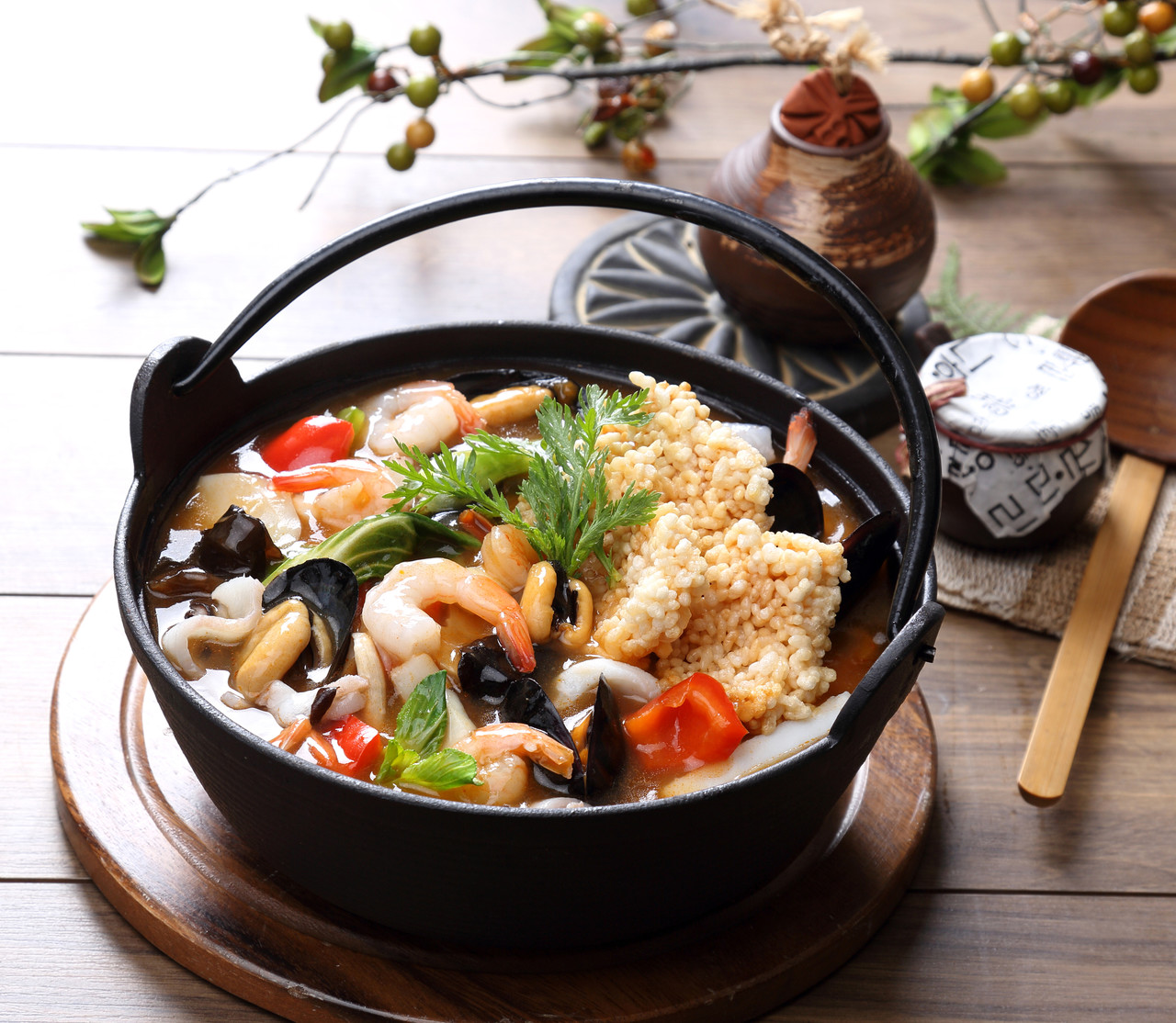 <p style = "margin-top : 20px; color: #000; text-align: center; font-family: Pretendard; font-size: 24px; font-style: normal; font-weight: 500; line-height: 180%; /* 43.2px */ letter-spacing: -1.2px;">해물 어묵탕</p>