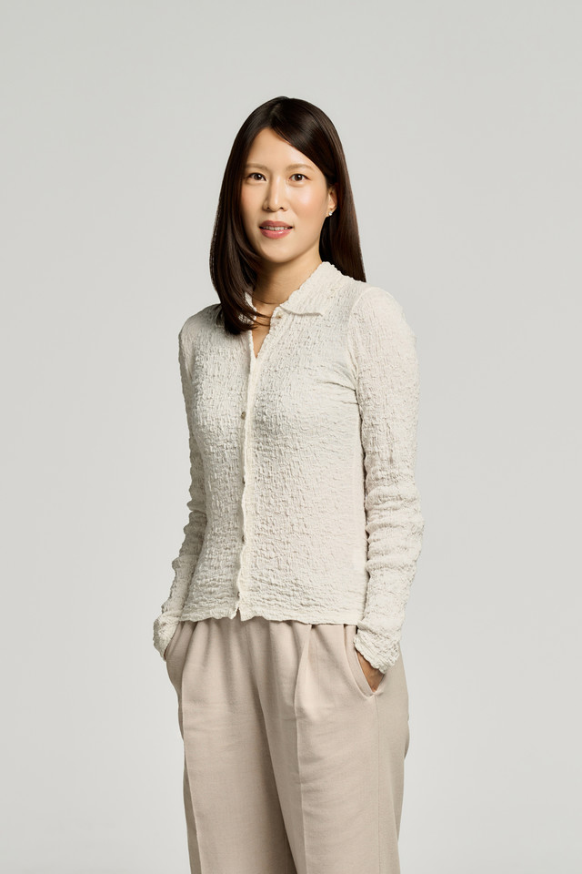 <span style="font-weight:bold;">Lena Shin</span><br>Corporate Strategy & Marketing Manager</span><br><br>ground.a Art Consulting</span><br>Ontario College of Art and Design Univ, BFA<span class="area">