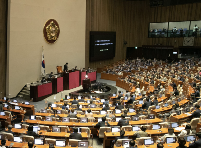 <b>Redesigning<br>Political Systems<br>to Overcome the Crisis<b>