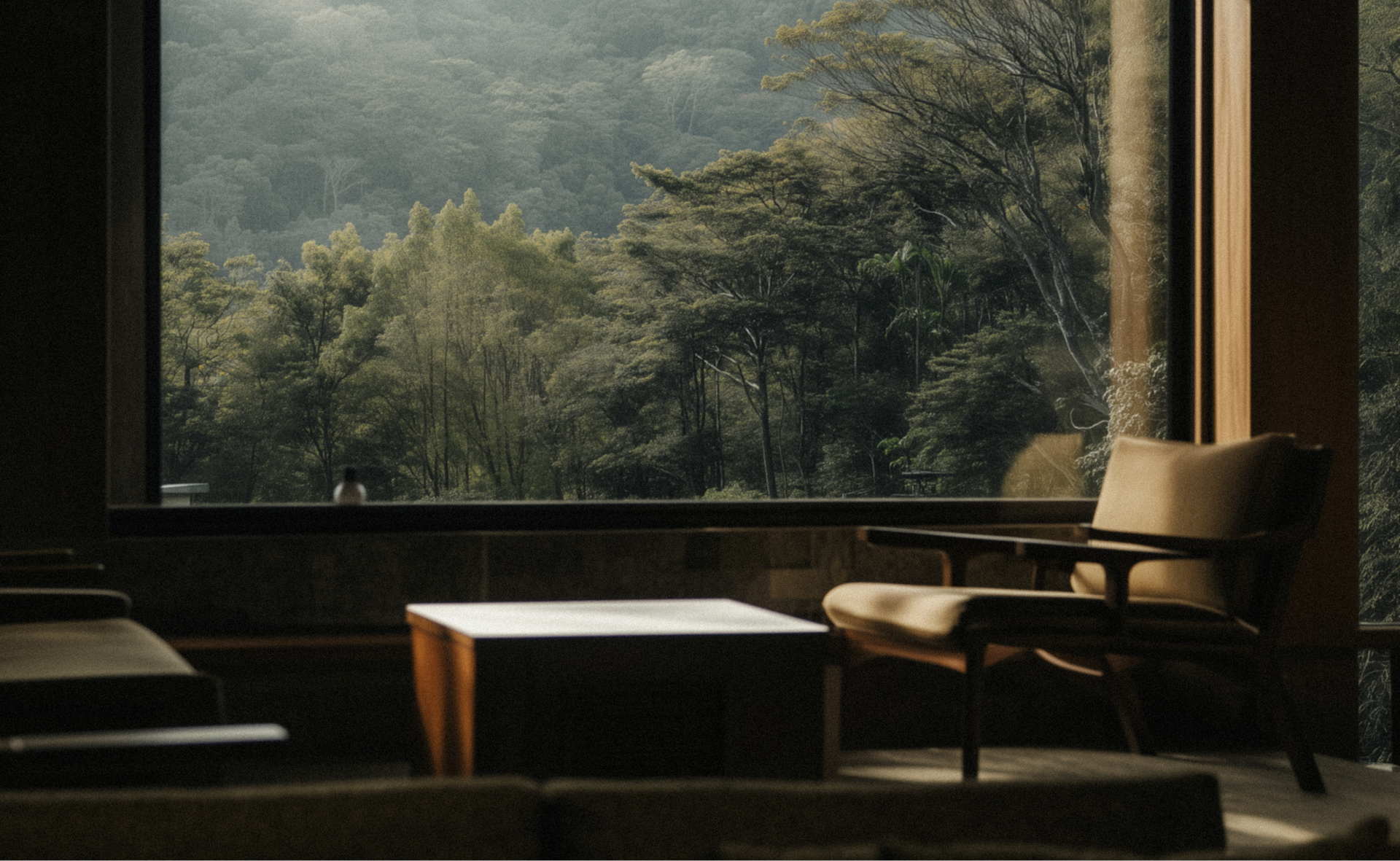 큰 창문으로 고요한 산이 펼쳐져있는 호텔유진 공간 