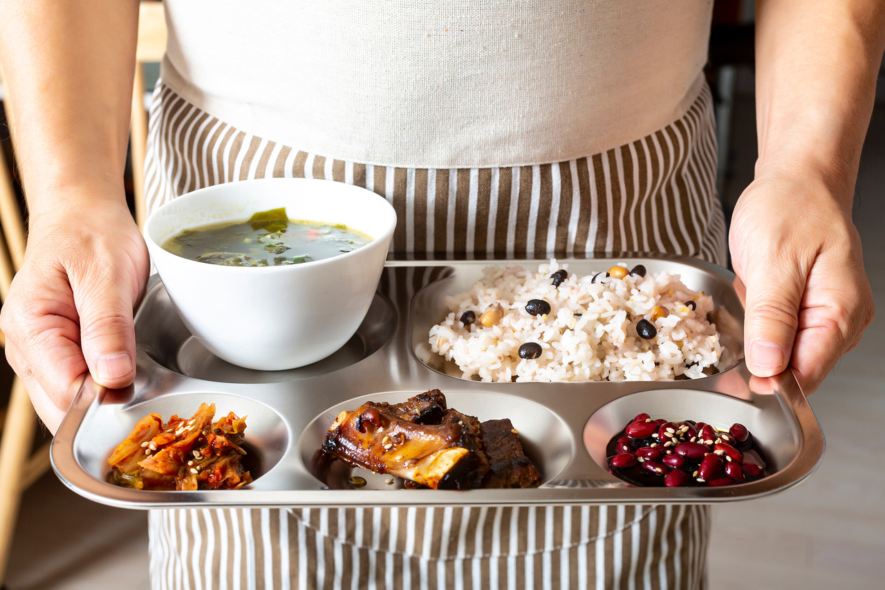 <div class="img_title">식단표</div><div class="sub"></div><div class="view">View more</div>