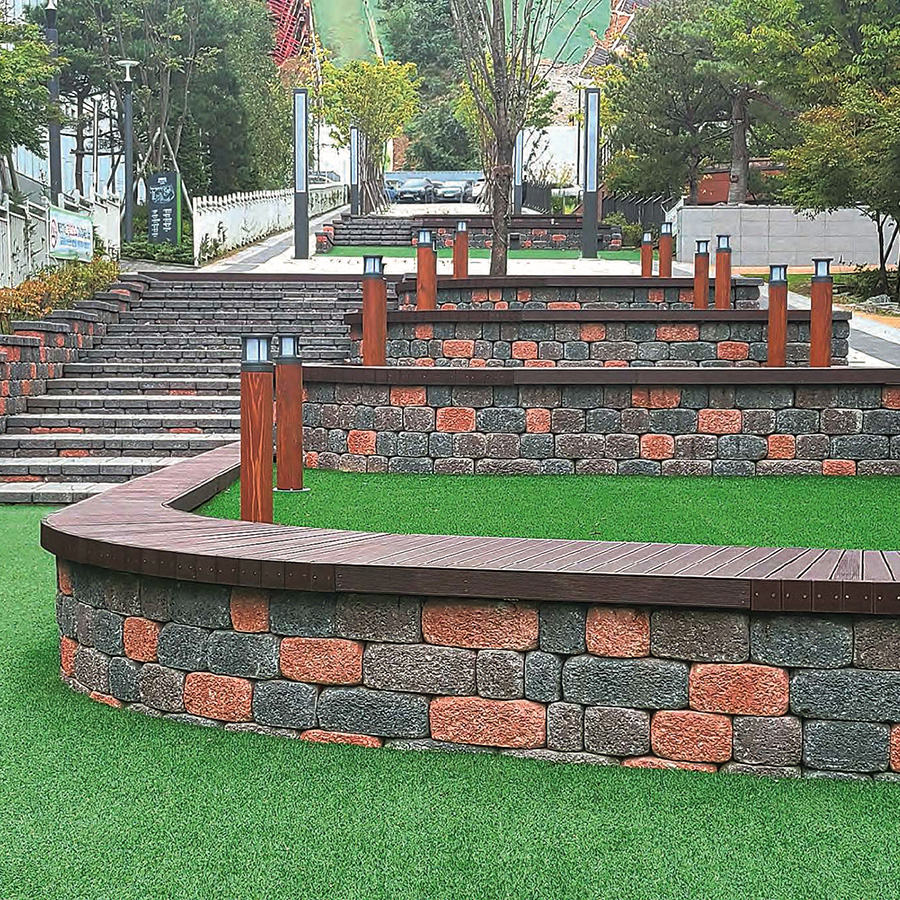 <alt="도시공원 내에 인조잔디와 함께 계단, 화단, 날개벽으로 설치 된 도담 블록 조경">