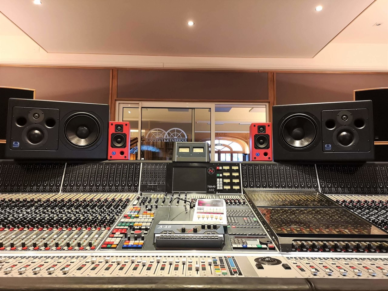 <h2 style="color: #C0B7A9;"><strong>LIFESTYLE</strong></h2>  <h4><br></h4>