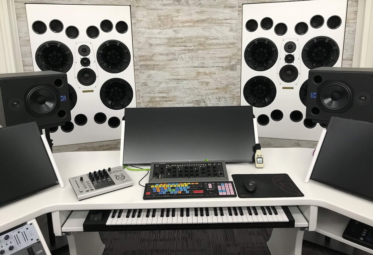 <h2 style="color: #C0B7A9;"><strong>CUSTOM</strong></h2>  <h4><br></h4>