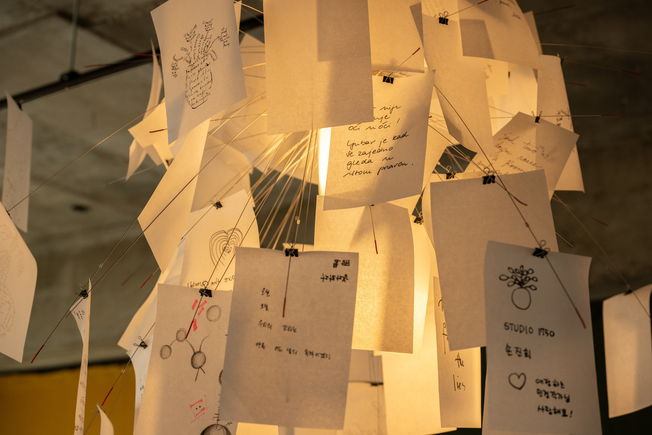 방문자들의 방명록으로 만드는 조명