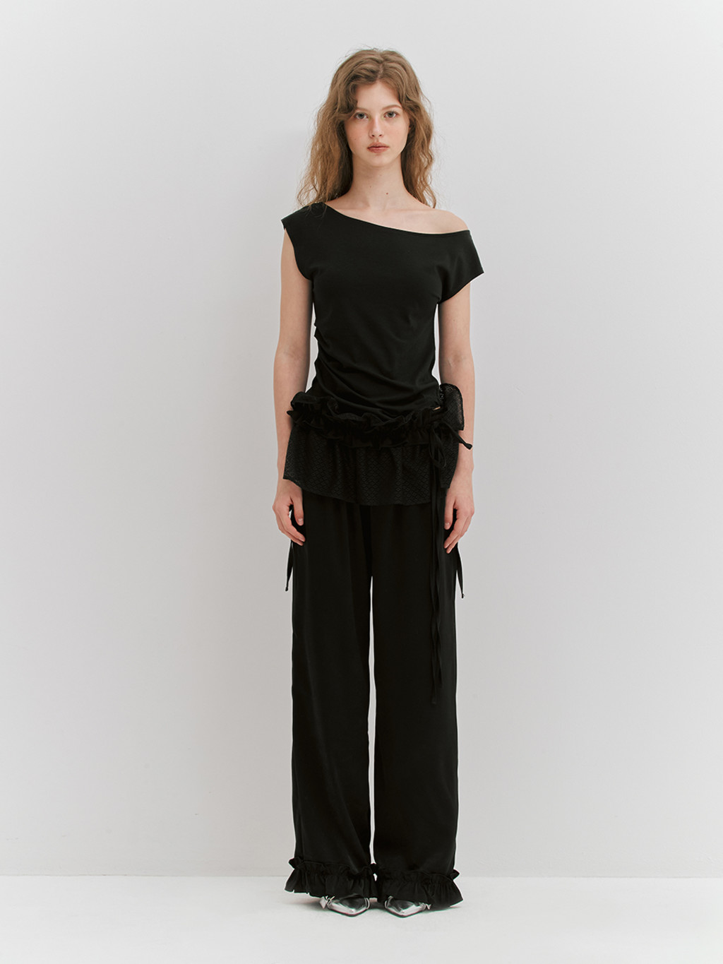 MUSINSA公式 | MEENDERI UNBALANCE SHIRRING SLEEVELESS - BLACK