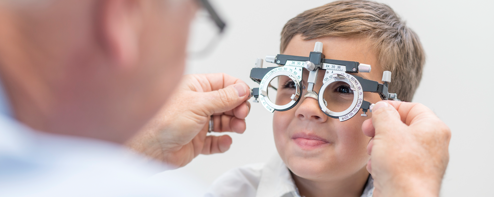 시력검사를 하며 의사를 바라보는 소년