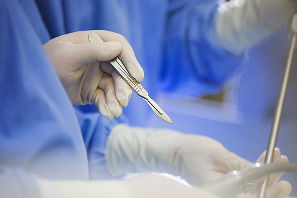 초미세절개 백내장 수술 집도 예시 이미지